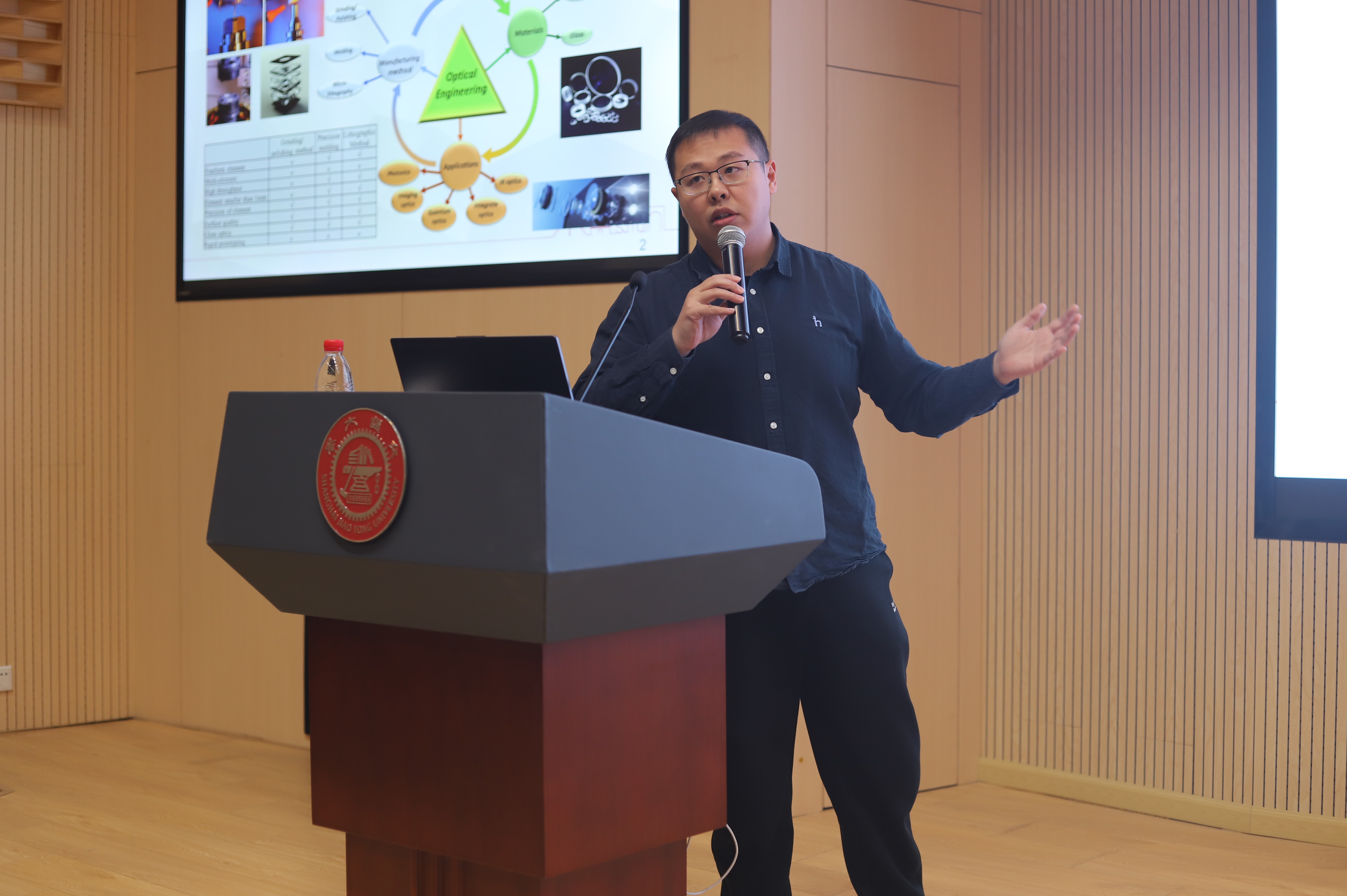 图4 洪之涵副教授作报告.JPG